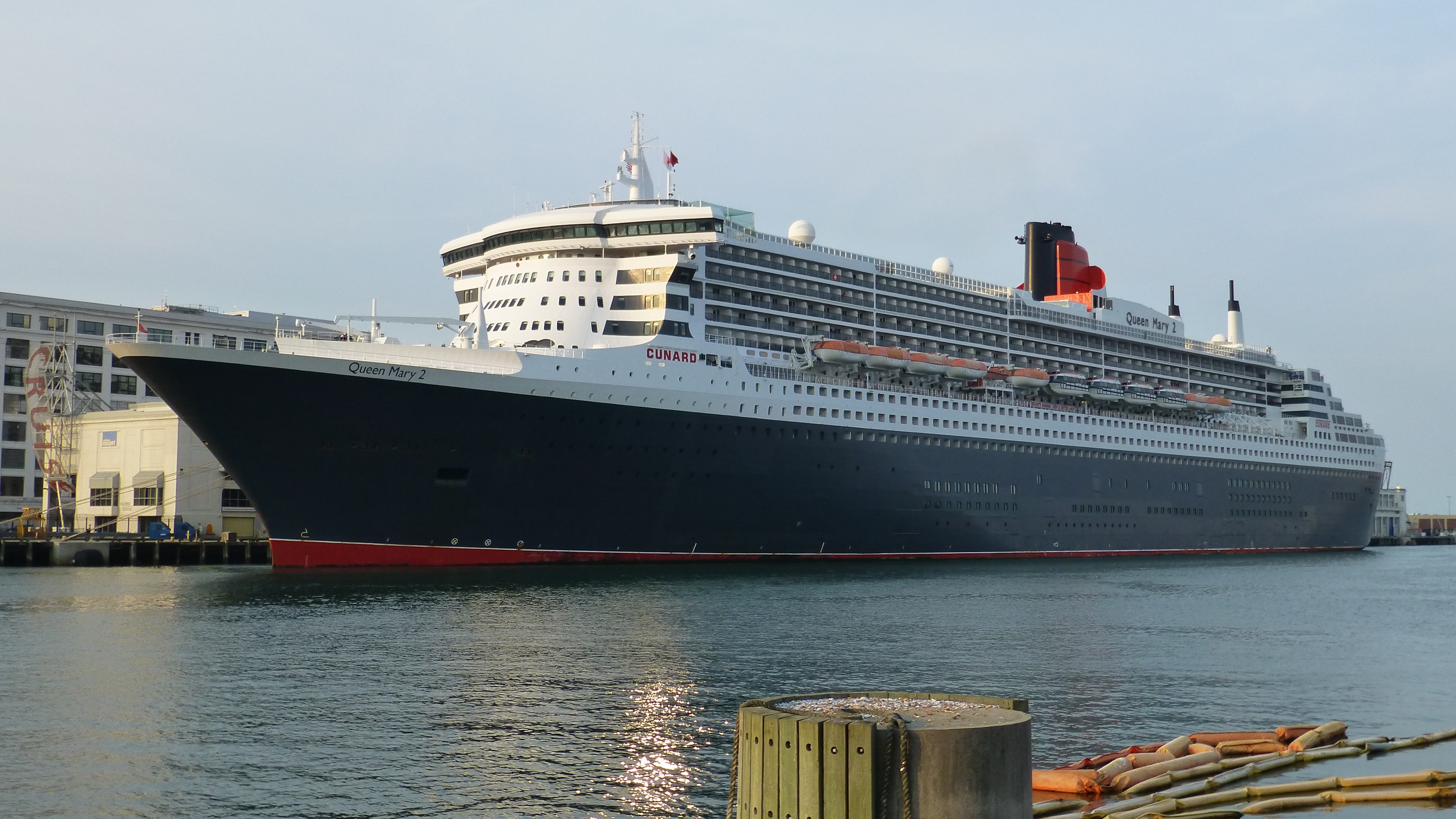 Transit: QUEEN MARY 2 entering English South Coast at The Dover Strait
