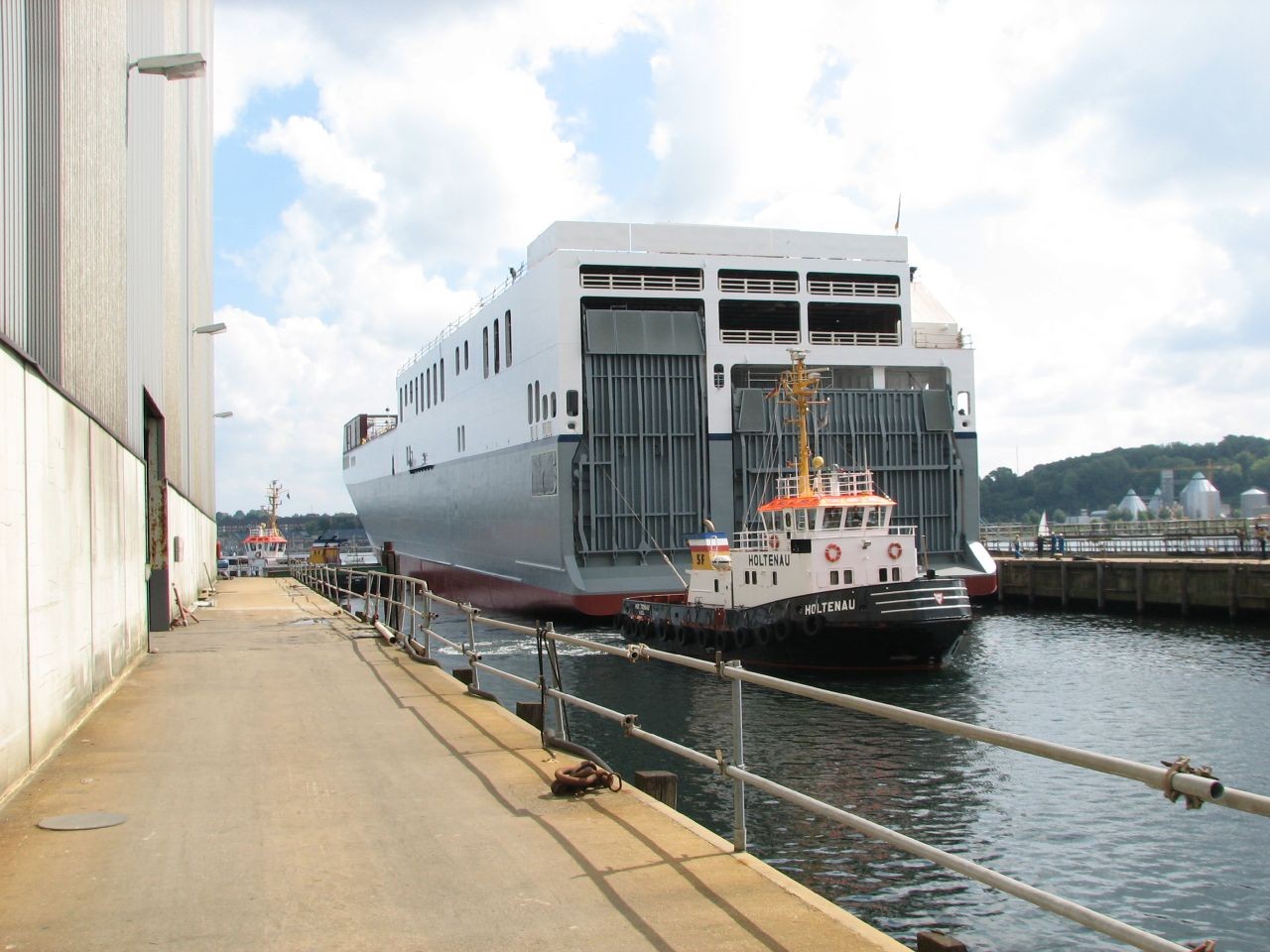 Thames Departure: PAULINE