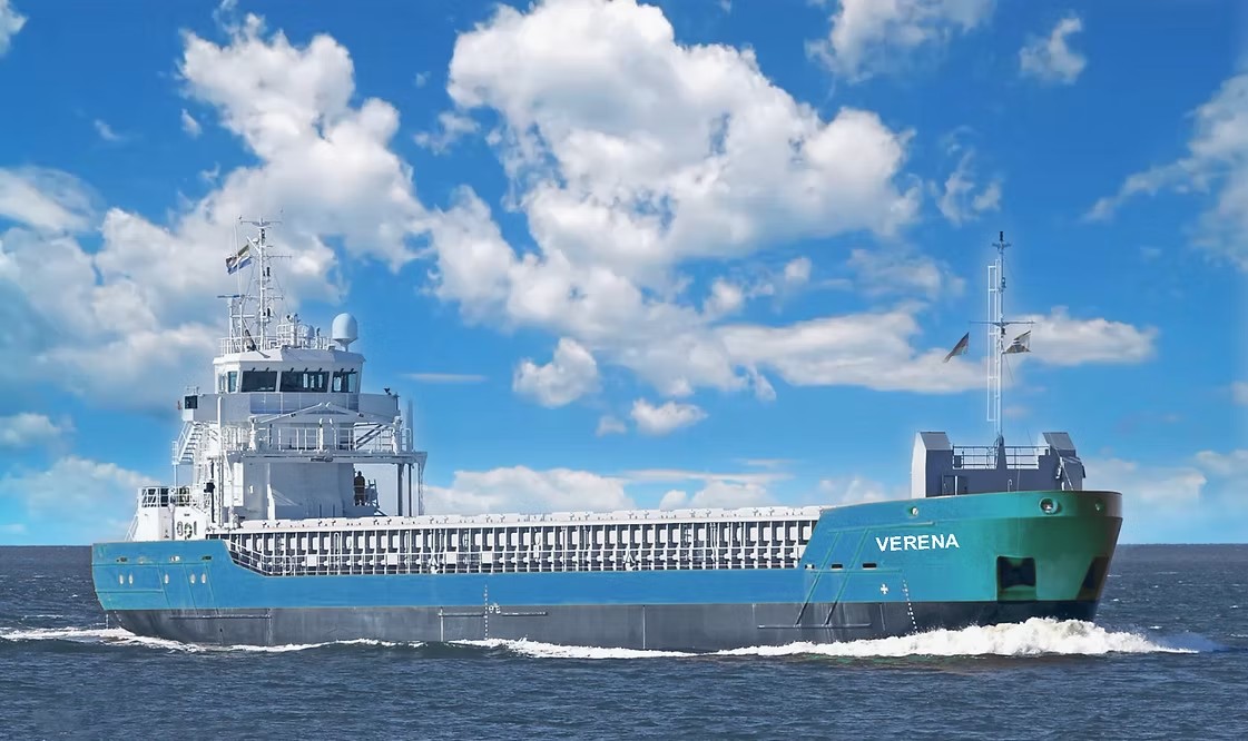  Irish Sea - VERENA transiting North Channel Belfast