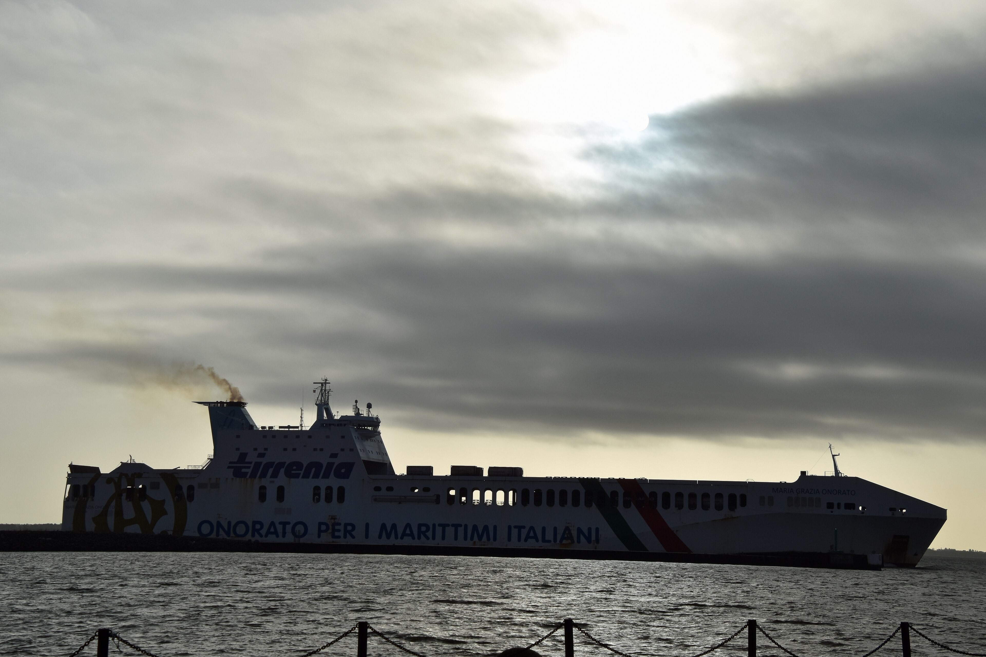 Thames Arrival: LONGSTONE