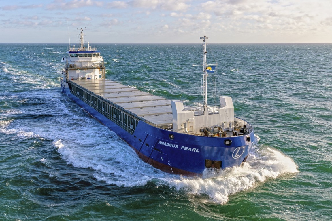  Scottish East Coast - AMADEUS PEARL        transiting Berwick Coast