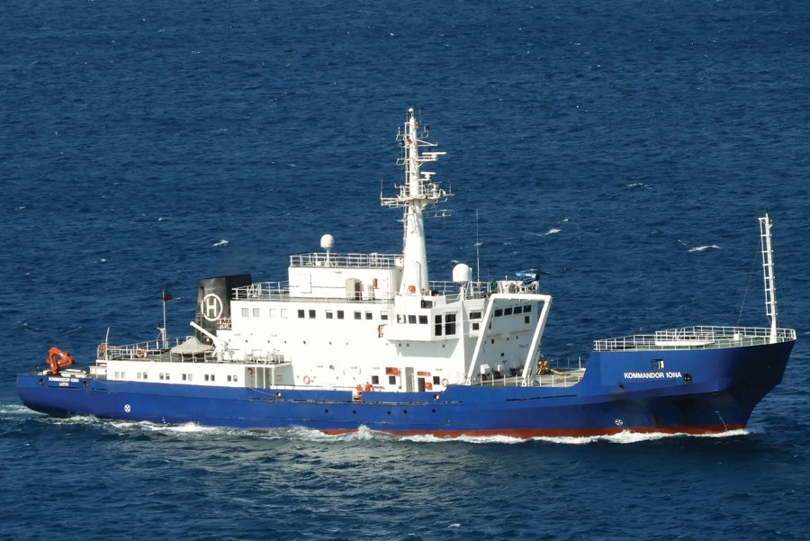  Irish Sea - KOMMANDOR IONA       transiting Irish Sea off Dublin