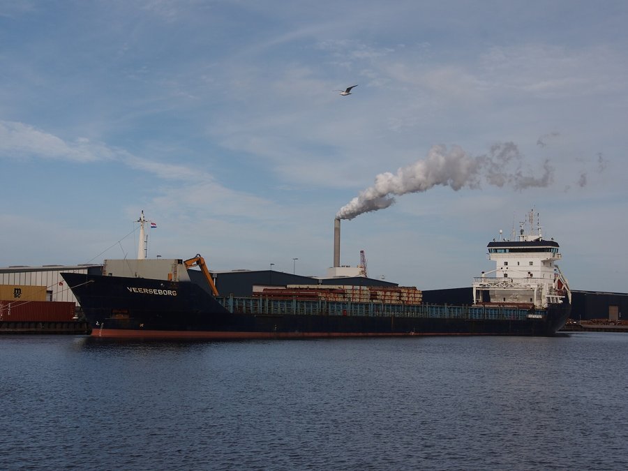  Irish Sea - VEERSEBORG transiting Irish Sea West of Man