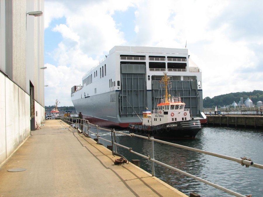 Thames Arrival: PAULINE