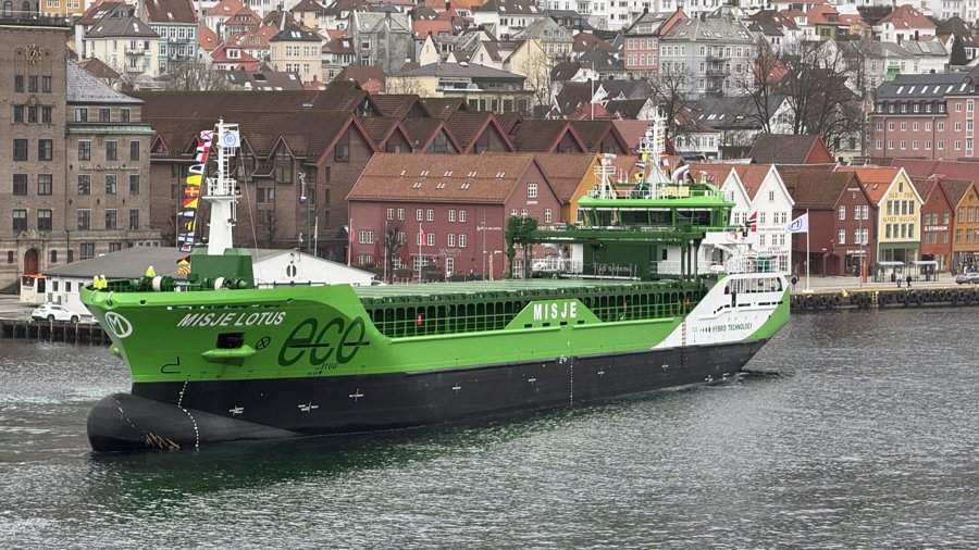 Transit: MISJE LOTUS entering English South Coast at The Dover Strait